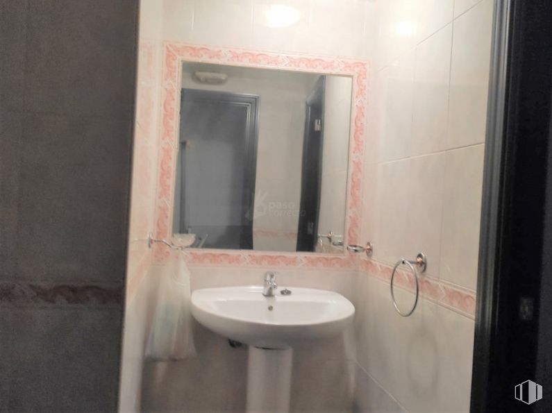 Oficina en venta en Zona Juan de la Cierva, Getafe, Madrid, 28901 con fregadero, espejo, marrón, grifo, accesorios de fontanería, lavabo, edificio, cuarto de baño, madera y fluido alrededor