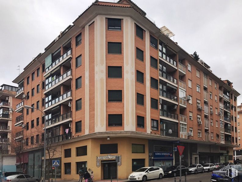 Retail for rent at Calle Alberche, 8, Talavera de la Reina, Toledo, 45600 with car, building, tire, sky, wheel, land vehicle, property, window, condominium and vehicle around