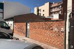 Land for sale at Calle Belén, 22, Fuenlabrada, Madrid, 28943 with car, building, window, sky, hood, motor vehicle, automotive lighting, vehicle, brickwork and automotive exterior around