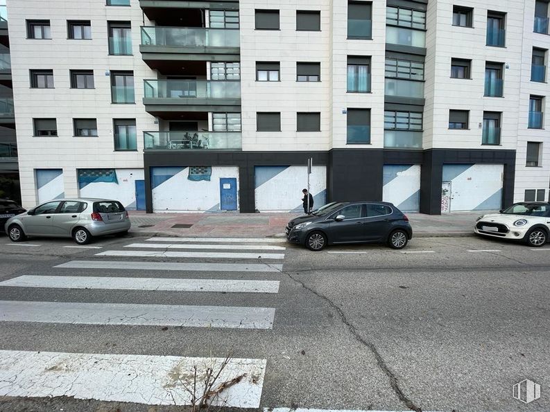 Retail for rent at Calle Valcarlos, Fuencarral - El Pardo, Madrid, 28050 with car, building, wheel, tire, land vehicle, window, vehicle, motor vehicle, road surface and urban design around