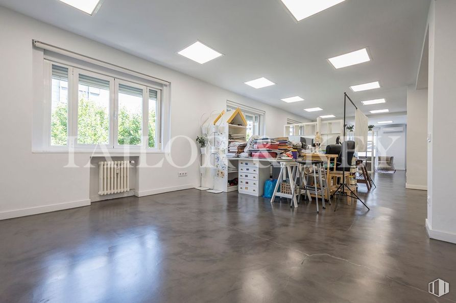 Office for rent at Calle Doctor Esquerdo, Retiro, Madrid, 28007 with window, light fixture, lighting, hall, interior design, wood, flooring, table, floor and fixture around