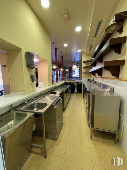 Retail for sale & for rent at Zona Bailén, Centro, Madrid, 28005 with sink, countertop, floor, flooring, building, wood, cabinetry, ceiling, chair and shelf around