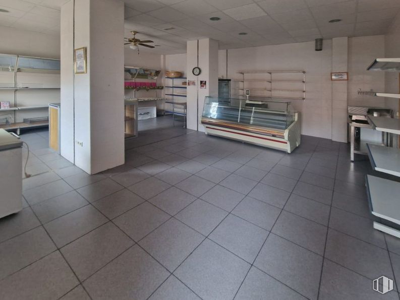 Retail for sale at Zona Santa María de Benquerencia , Toledo, 45007 with furniture, building, tile flooring, fixture, wood, flooring, shelving, floor, line and bookcase around