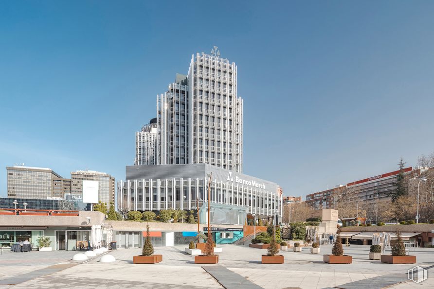 Oficina en alquiler en C89, Paseo Castellana, 89, Tetuán, Madrid, 28046 con edificio, cielo, planta, propiedad, rascacielos, maceta, bloque de torre, árbol, condominio y diseño urbano alrededor