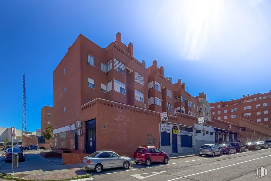 Retail for sale & for rent at Calle Aldonza Lorenzo, 7, Fuencarral - El Pardo, Madrid, 28034 with car, building, sky, wheel, tire, vehicle, window, property, architecture and urban design around