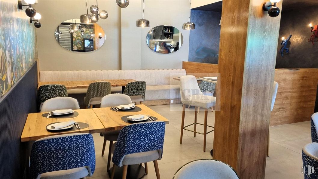 Local en alquiler en Calle Infante Don Luis, Boadilla del Monte, Madrid, 28660 con silla, lámpara, mesa, mesa de cocina y comedor, mueble, espejo, alumbrado, interiorismo, suelo y suelos alrededor