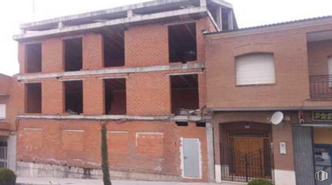 Land for sale at Avenida Constitución, 4, Gerindote, Toledo, 45518 with window, door, building, wood, fixture, brickwork, brick, building material, wall and plant around