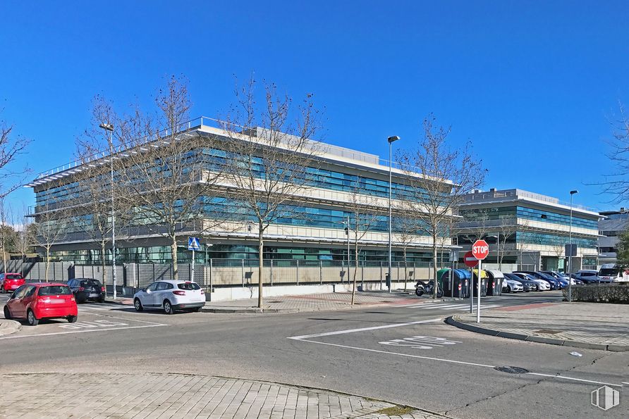 Oficina en alquiler en Edificio Las Américas I y II, Calle Chile, 4, Las Rozas de Madrid, Madrid, 28290 con coche, edificio, cielo, rueda, vehículo terrestre, neumático, vehículo, luz de la calle, infraestructura y árbol alrededor