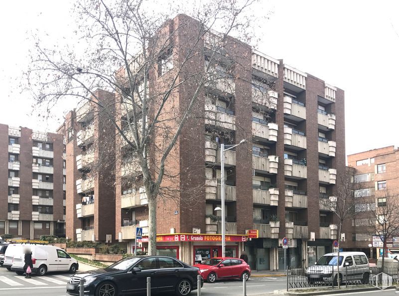 Retail for sale at Paseo Ezequiel González, 32, Segovia, 40002 with car, building, van, wheel, tire, automotive parking light, land vehicle, window, vehicle and sky around