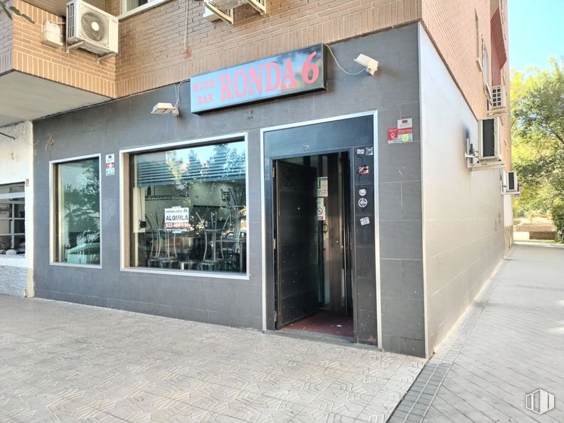 Retail for rent at Travesía Ronda, 6, San Blas - Canillejas, Madrid, 28022 with door, restaurant and houseplant around