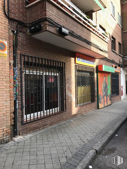 Local en alquiler y venta en Calle Toboso, 122, Carabanchel, Madrid, 28019 con edificio, ladrillo, superficie de carretera, albañilería, accesorio, espacio público, acera, material de construcción, fachada y carretera alrededor