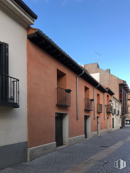 Local en alquiler y venta en Calle Bedel, 6, Alcalá de Henares, Madrid, 28801 con casa, cielo, edificio, ventana, azur, madera, accesorio, diseño urbano, superficie de carretera y área residencial alrededor