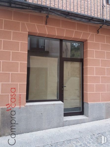 Retail for sale at Casto Histótico, Segovia, 40003 with window, door, building, fixture, brick, brickwork, building material, facade, composite material and wood around