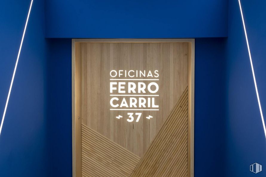 Oficina en alquiler en Calle Ferrocarril, 37, Arganzuela, Madrid, 28045 con puerta, madera, fuente, propiedad material, tinte para madera, fachada, tintes y matices, azul eléctrico, madera y suelo alrededor