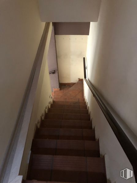 Local en alquiler en Barrio del Pilar, Fuencarral - El Pardo, Madrid, 28029 con escaleras, accesorio, madera, piso, pavimentos, casa, edificio, tintes y sombras, madera y material compuesto alrededor