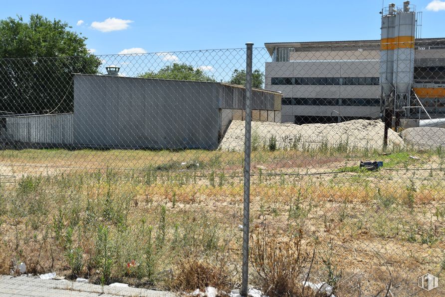 Suelo en alquiler en Calle Químicas, 36, Alcorcón, Madrid, 28923 con edificio, cielo, planta, valla, lote de tierra, nube, cercas de alambre, árbol, malla y esgrima casa alrededor