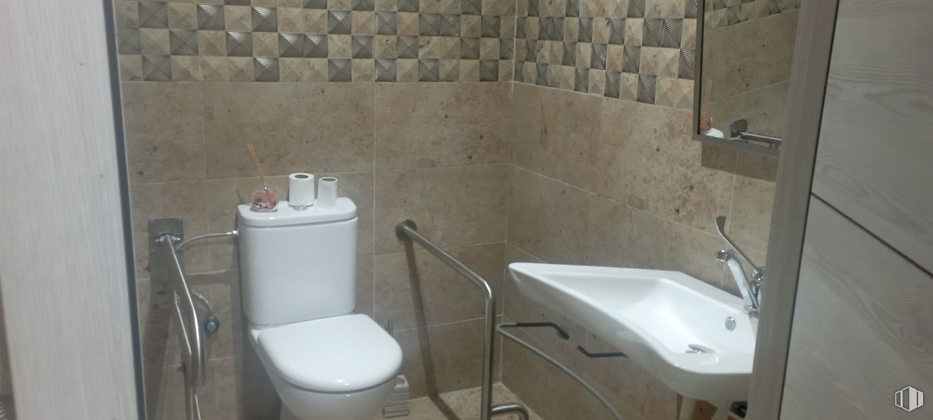 Local en venta en Zona centro, Arganda del Rey, Madrid, 28500 con fregadero, inodoro, marrón, propiedad, accesorios de fontanería, cuarto de baño, negro, grifo, fluido y lavabo alrededor