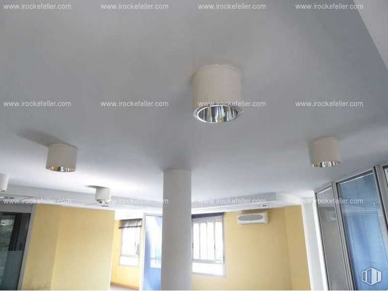 Office for sale & for rent at Zona Adelfas-Retiro, Retiro, Madrid, 28007 with lighting, window, building, material property, gas, shade, ceiling, smoke detector, molding, ceiling fixture, home appliance around