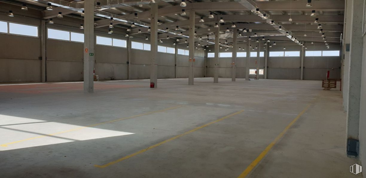 Industrial for sale at Paseo Tren Talgo, Las Rozas de Madrid, Madrid, 28290 with building, field house, hall, shade, floor, composite material, flooring, fixture, parking and ceiling around