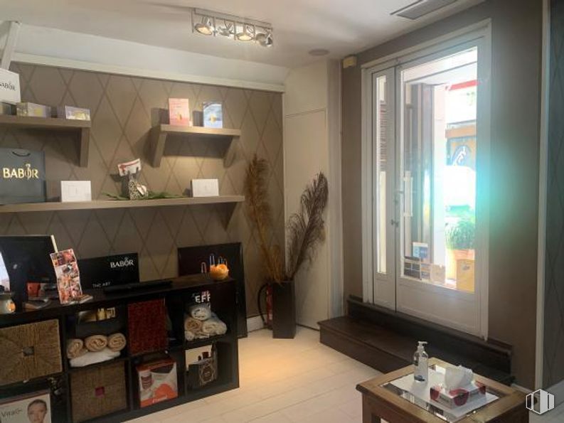 Local en venta en Calle Manuel Cortina, Chamberí, Madrid, 28010 con mueble, lámpara, interiorismo, techo, alumbrado, suelos, estantería, suelo, estante y habitación alrededor