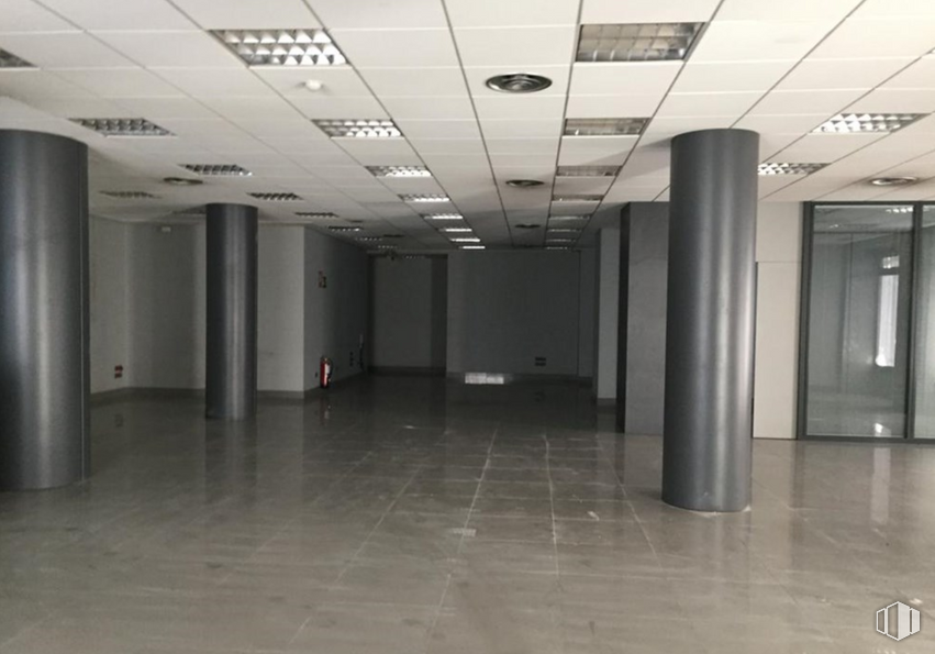 Local en alquiler y venta en Zona Centro, Cuenca, 16002 con puerta, accesorio, pasillo, edificio, interiorismo, suelo, piso, aparcamiento, techo y ciudad alrededor