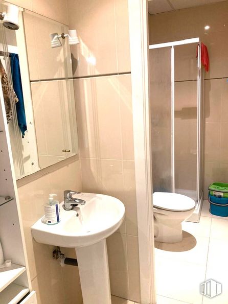 Retail for rent at Avenida Libertad, Alcorcón, Madrid, 28925 with sink, toilet, plumbing fixture, mirror, tap, bathroom, bathroom sink, fixture, purple and flooring around