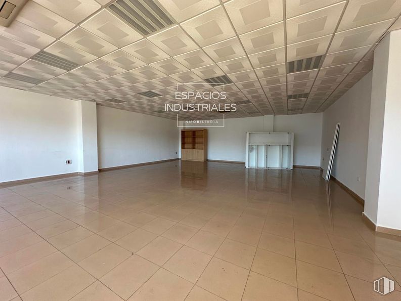 Nave en venta en Polígono Industrial Los Olivos, Getafe, Madrid, 28906 con puerta, hall, interiorismo, suelo, suelos, accesorio, madera, techo, espacio y vidrio alrededor