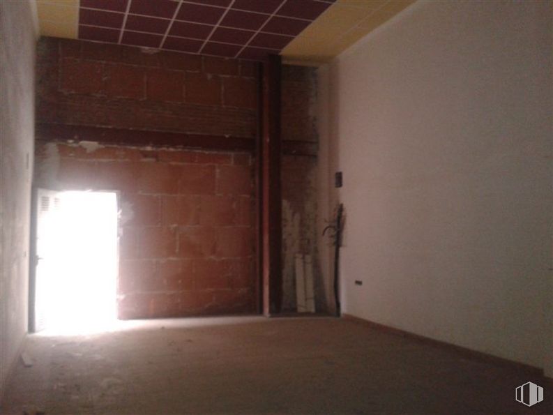 Retail for sale at Calle Real, 8, Madridejos, Toledo, 45710 with property, wood, building, floor, flooring, hall, hardwood, house, shade and wood stain around