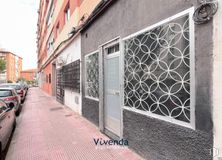 Local en alquiler y venta en Calle Soria, Móstoles, Madrid, 28934 con coche, edificio, neumático, rueda, ventana, superficie de la carretera, vehículo, matrícula del vehículo, iluminación del automóvil y madera alrededor