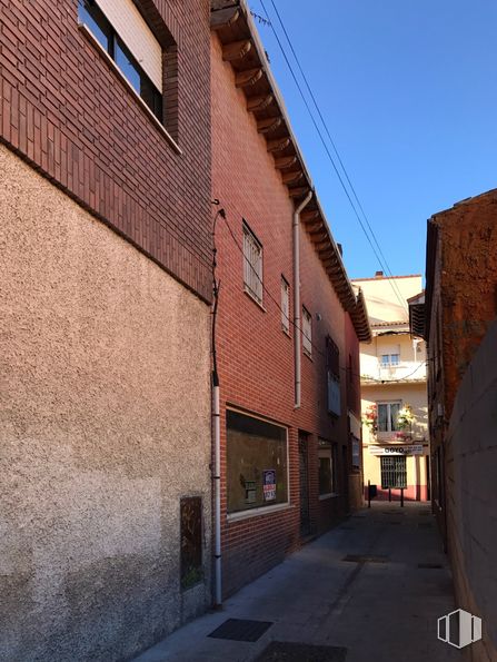 Retail for sale & for rent at Calle Gutiérrez Orejón, 4, Guadalajara, 19001 with window, building, sky, road surface, wood, asphalt, brick, urban design, brickwork and shade around