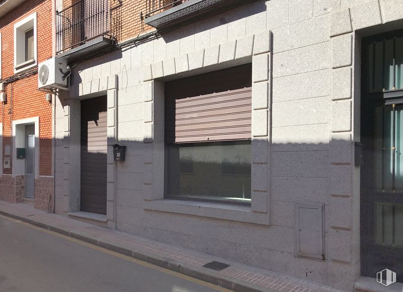 Retail for sale at Calle Santisima Trinidad, 2, Fuensalida, Toledo, 45510 with window, door, property, building, fixture, architecture, wood, brick, material property and road surface around