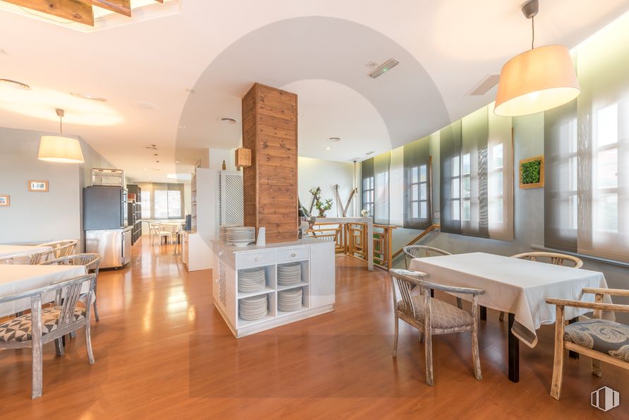 Local en venta en Travesía Huertas, 10, Navacerrada, Madrid, 28491 con silla, mesa de cocina y comedor, lámpara, alumbrado, mesa, ebanistería, mueble, propiedad, madera y arquitectura alrededor