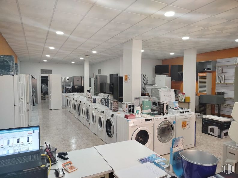 Retail for rent at Calle San José, Fuenlabrada, Madrid, 28943 with laptop, washing machine, computer keyboard, tableware, home appliance, computer, property, personal computer, computer desk and computer monitor around