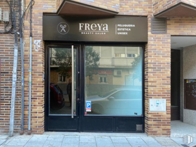 Retail for sale at Calle Madrid, Leganés, Madrid, 28911 with door, property, fixture, window, automotive exterior, real estate, facade, shade, commercial building and retail around