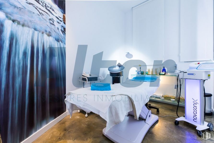 Local en alquiler en Calle Fuencarral, Centro, Madrid, 28004 con mesa, edificio, interiorismo, suelos, ropa de cama, cama, cortina, diseño automovilístico, azul eléctrico y evento alrededor