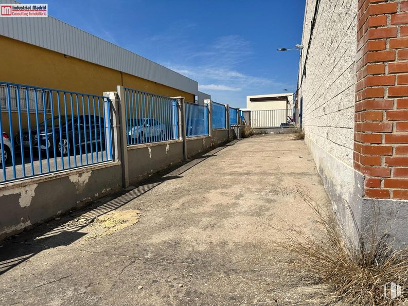 Industrial for rent at Calle Brezo, Arganda del Rey, Madrid, 28500 with sky, building, road surface, land lot, house, asphalt, cloud, neighbourhood, residential area and wall around