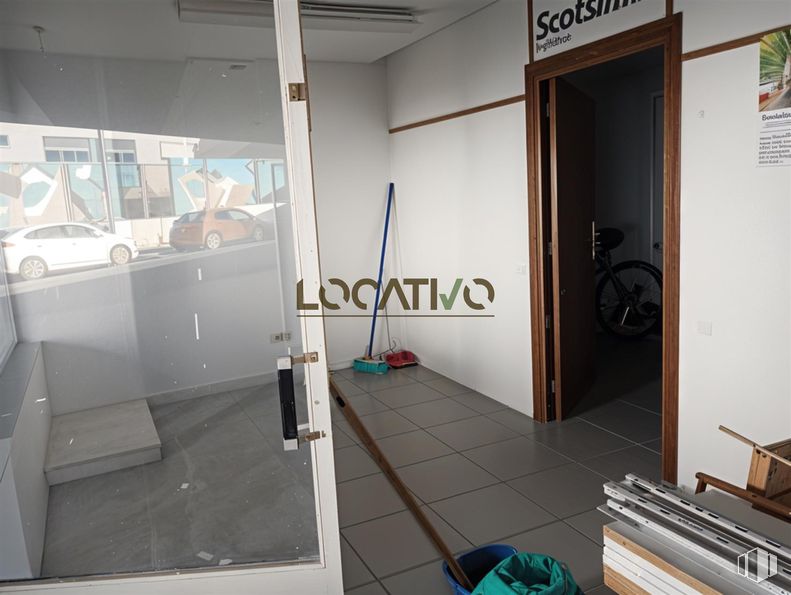 Local en venta en Calle Gallur, La Latina, Madrid, 28047 con coche, puerta, neumático, bicicleta, rueda, edificio, accesorio, interiorismo, arquitectura y suelo alrededor