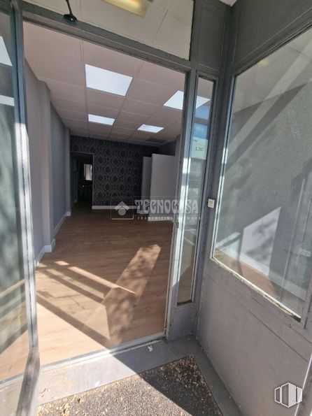 Local en venta en Calle Vía Carpetana, Carabanchel, Madrid, 28047 con accesorio, sombra, puerta, madera, exterior del automóvil, suelo, suelos, ventana, pared y puerta del vehículo alrededor