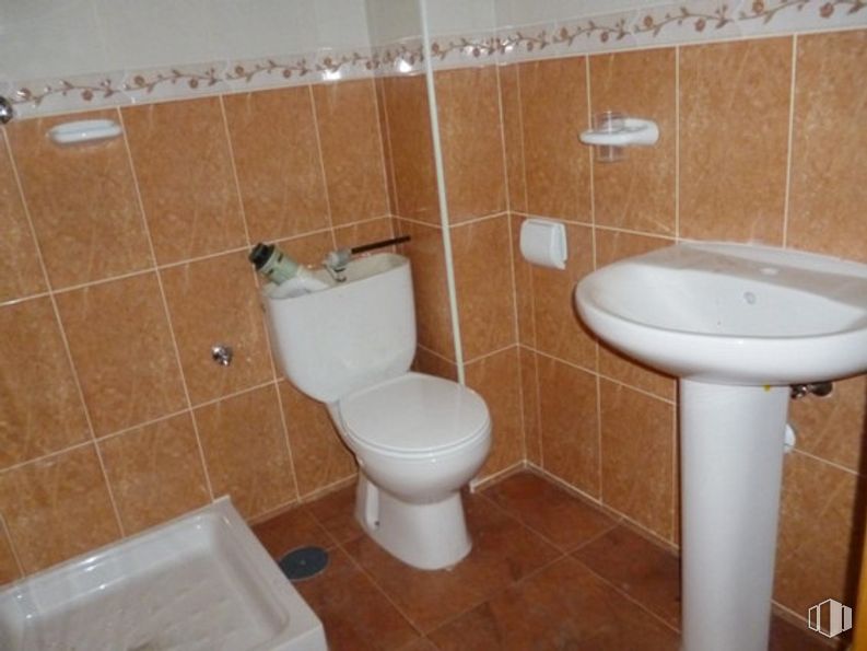 Office for sale at Calle Teniente Eloy Muro, El Casar de Escalona, Toledo, 45542 with toilet, sink, brown, property, plumbing fixture, bathroom, purple, black, toilet seat and interior design around