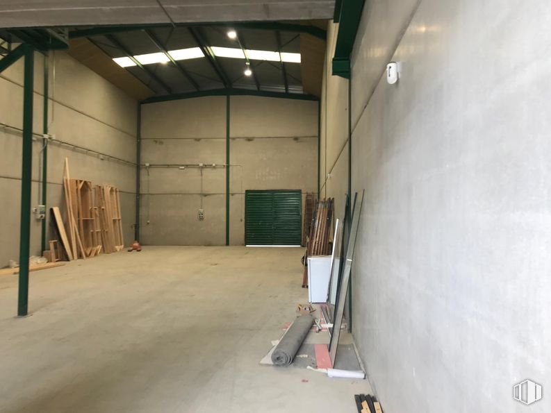 Industrial for sale at Zona industrial, Yuncos, Toledo, 45210 with wall, flooring, floor, composite material, ceiling, concrete, building material, paint, plaster and steel around