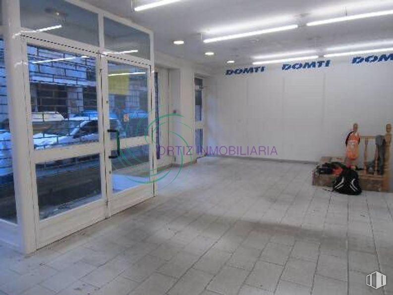 Retail for rent at Zona Centro, Cuenca, 16002 with person, door, building, automotive design, flooring, floor, vehicle door, car, ceiling and facade around