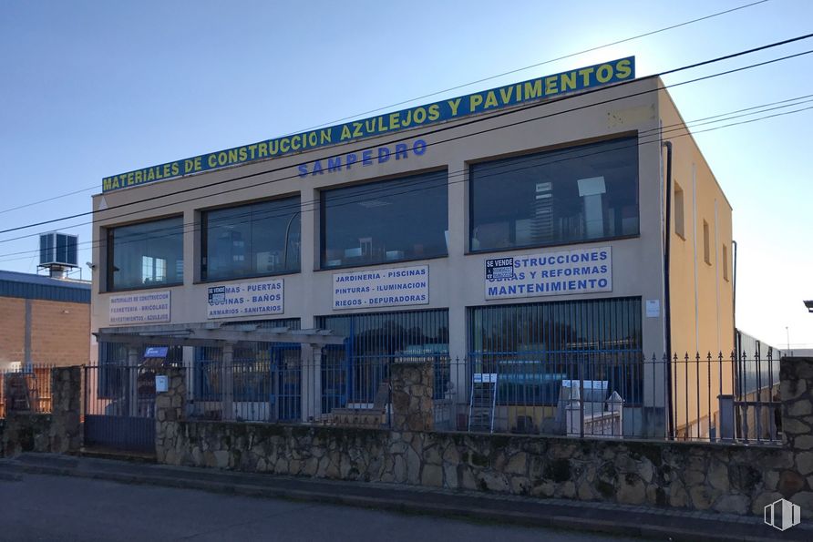 Industrial for sale at Calle Fuente de la Apretura, 37, Chapinería, Madrid, 28694 with building, window, sky, font, facade, gas, commercial building, city, house and mixed-use around