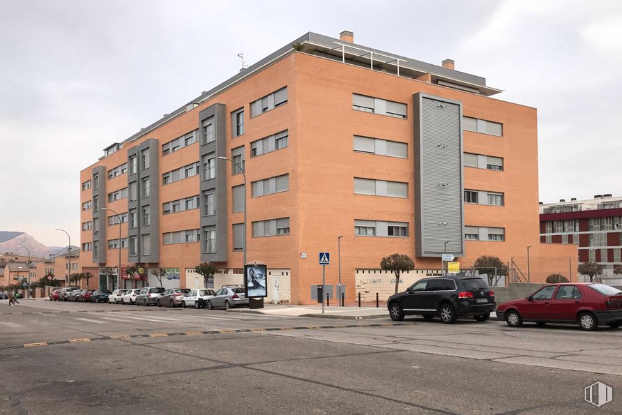 Retail for rent at Calle Prado de Taracena, Guadalajara, 19005 with car, building, cloud, wheel, sky, tire, vehicle, window, street light and house around