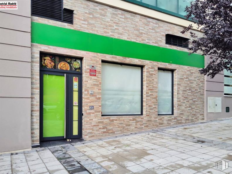 Retail for rent at Zona Parque Europa, Arganda del Rey, Madrid, 28500 with window, door, property, building, fixture, architecture, road surface, brick, tree and rectangle around