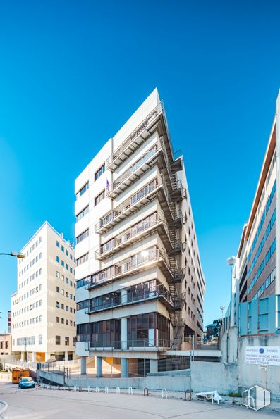 Oficina en alquiler en María Tubau, Calle María Tubau, 3, Fuencarral - El Pardo, Madrid, 28050 con edificio, cielo, azul, ventana, bloque de pisos, diseño urbano, condominio, propiedad material, ciudad y edificio comercial alrededor