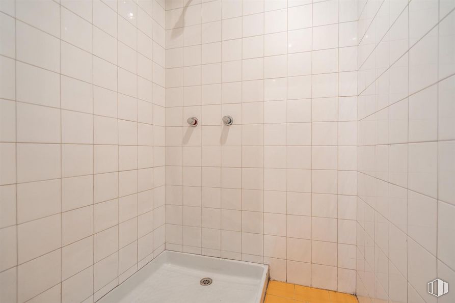 Industrial for sale at San Cristóbal, Villaverde, Madrid, 28021 with brown, plumbing fixture, bathroom, fixture, flooring, floor, line, composite material, wall and plumbing around