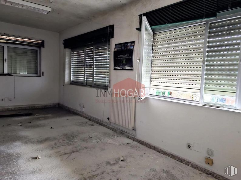 Industrial for sale at Polígono Hervencias, Ávila, 05004 with window, window blind, fixture, real estate, composite material, tints and shades, building, font, flooring and facade around