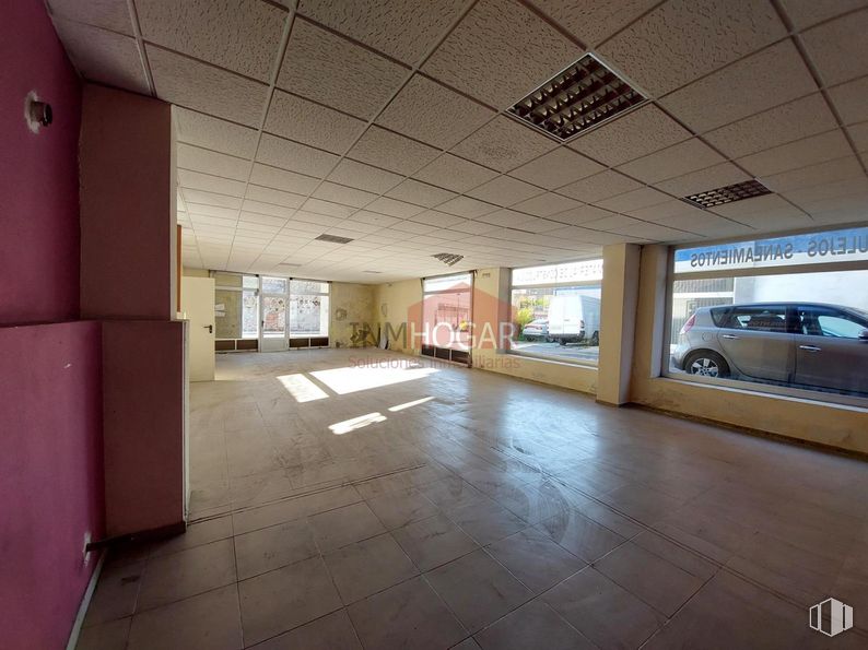 Nave en venta en Zona Centro, Arévalo, Ávila, 05200 con coche, rueda, luz de estacionamiento, edificio comercial, coche familiar, vehículo de lujo, coche mediano, coche grande, aparcamiento y coche ejecutivo alrededor