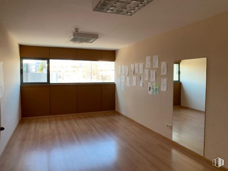 Oficina en venta en Plaza Once Colmenas, 1, Tres Cantos, Madrid, 28760 con ebanistería, alumbrado, ventana, propiedad, accesorio, sombra, madera, pasillo, diseño de interiores y piso alrededor