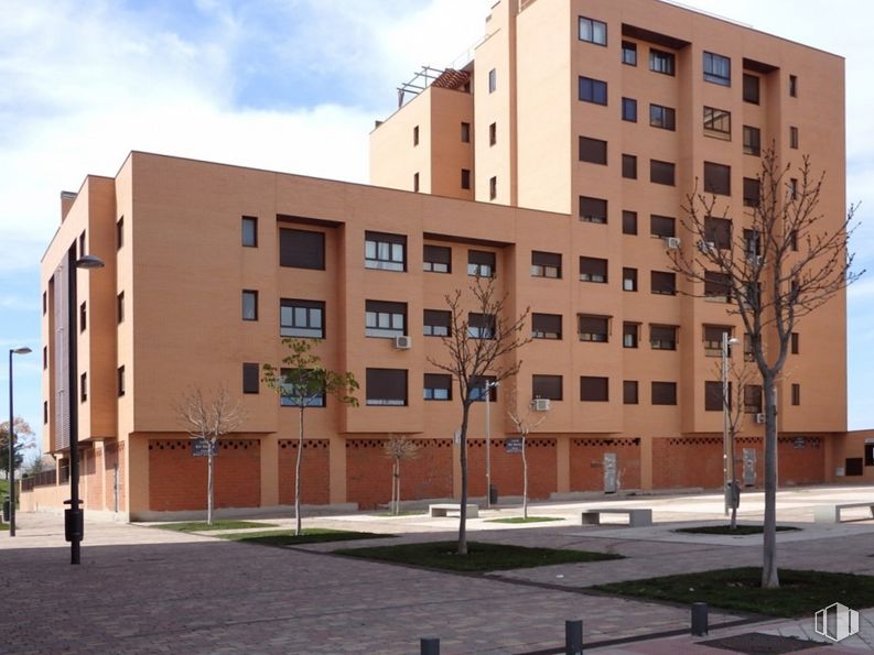 Local en venta en Fuenteserena, Calle Manantial, 15, Fuenlabrada, Madrid, 28942 con edificio, cielo, propiedad, nube, ventana, accesorio, bloque de torres, diseño urbano, árbol y barrio alrededor